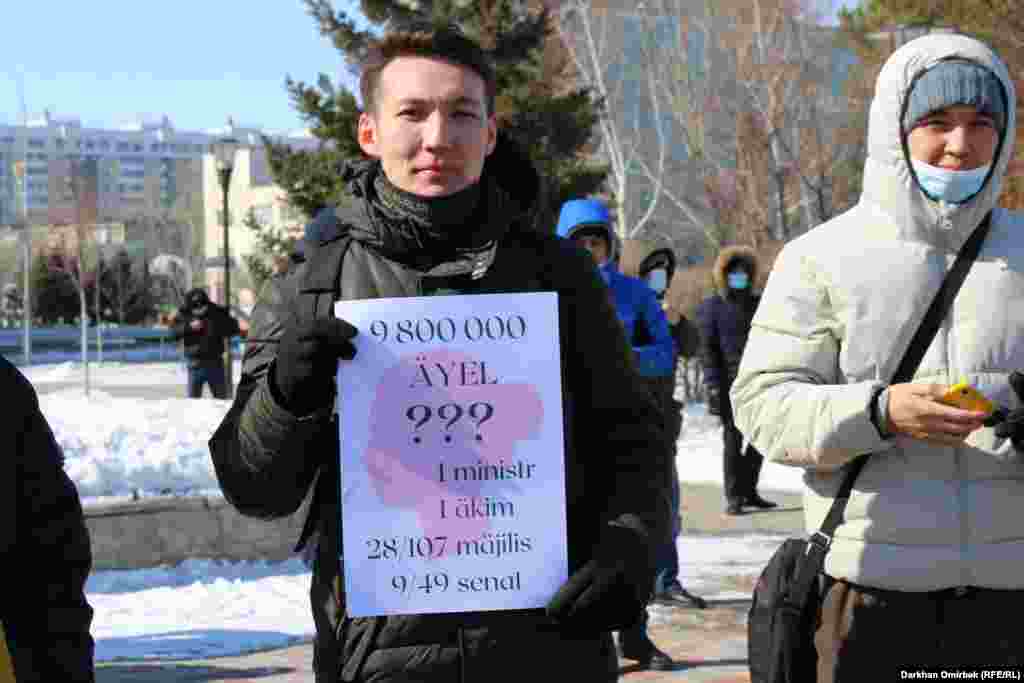 Мына азамат Қазақстанда 9,8 миллион әйел бола тұра, министр не облыс әкімі қызметінде тек бір ғана әйел отырғанын, мәжілістегі 107 депутаттың тек 28-і ғана әйел екенін айтады.