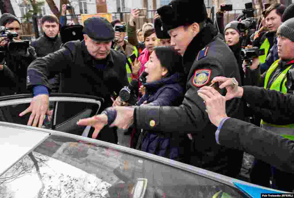 Полиция Жанболат Мамайдың әйелі, &quot;Жас Алаш&quot; газетінің бас редакторы Инга Иманбайды ұстап, кейін қайта босатты.&nbsp;Осы аптаның басында бастамашыл топ билік &quot;Демпартияның&quot; құрылтай съезін өткізуге кедергі келтіріп жатыр деп мәлімдеген.&nbsp;