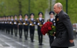 Ресей президенті Владимир Путин "Белгісіз солдат" қабіріне гүл қоюға бара жатыр. Мәскеу, 9 мамыр 2020 жыл.