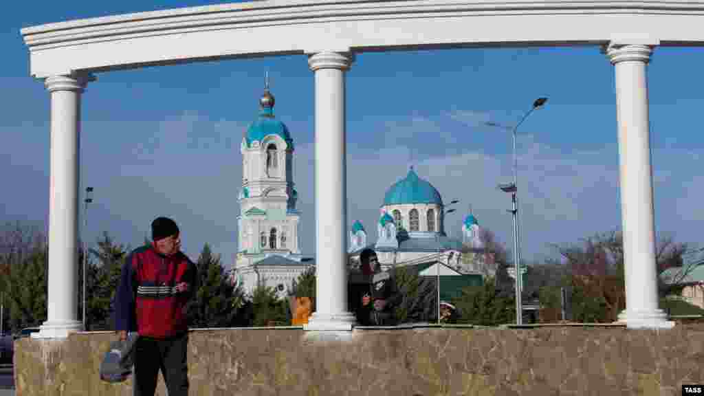 Православний Свято-Іллінський храм на Центральній площі міста. У 1894 році за проєктом архітектора Карапетова тут звели 33-х метрову каплицю в греко-римському стилі, а через шість років до дзвіниці вирішили додати храм. За проєктування взявся архітектор Васильєв, який був уже відомий будівництвом церков в Алупці та Гурзуфі. Буквально за один рік вийшло не тільки спроєктувати поєднання двох об&#39;єктів в один, але й обіграти це в єдиний архітектурний ансамбль, так, щоб ніхто не міг вловити різницю між будівлями, які за віком різняться практично на 40 років