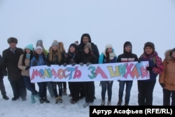 Руфина Шагапова (оң жақтан екінші) Торатау мен Юрактауды қорғау акциясында тұр.