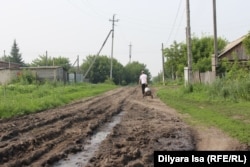 Қанат Қожамұратов көшіп келген Мамлют ауданы Пакровка ауылы тұрғындары ауыз суды сатып алады. Орталық көшеде орналасқан су сататын дүкенде он литр су 75 теңге тұрады.