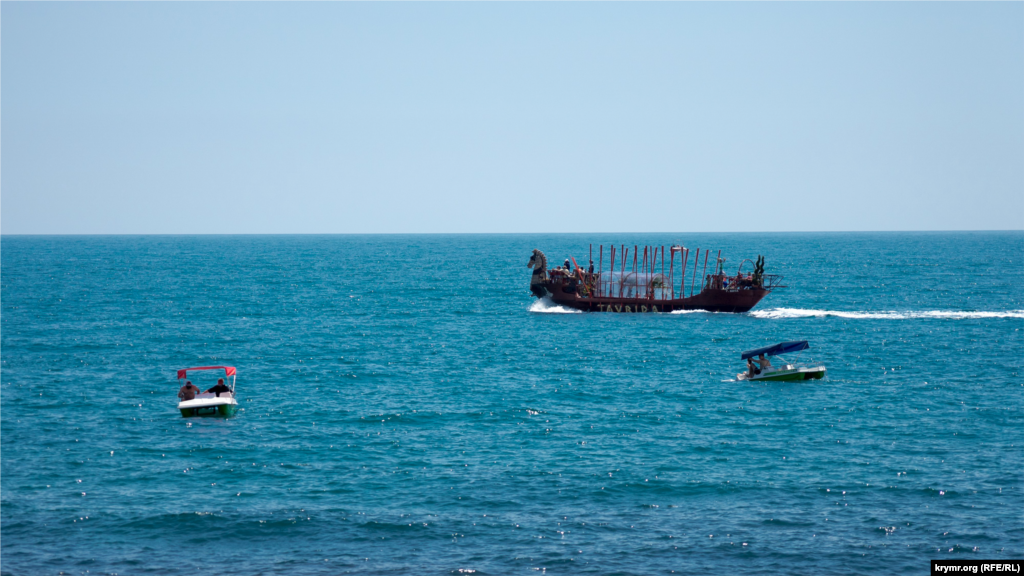 Краєвид на Чорне море з пляжу в Судаку