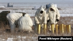 Қазақстан қарулы күштері сарбаздары әскери жаттығу кезінде. Отар, Жамбыл облысы, 25 қаңтар 2019 жыл.